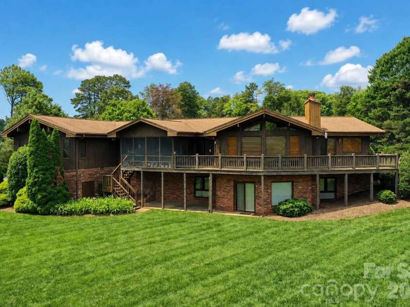 3711 Blendwood Lane, Hickory, NC 28601.  MLS# CAR4413481, YatesRealty ID 46403. 