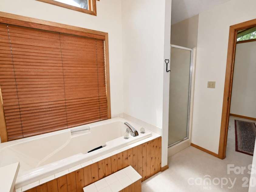 3711 Blendwood Lane, Hickory, NC 28601.  MLS# CAR4413481, YatesRealty ID 46403. Guest En Suite Bathroom