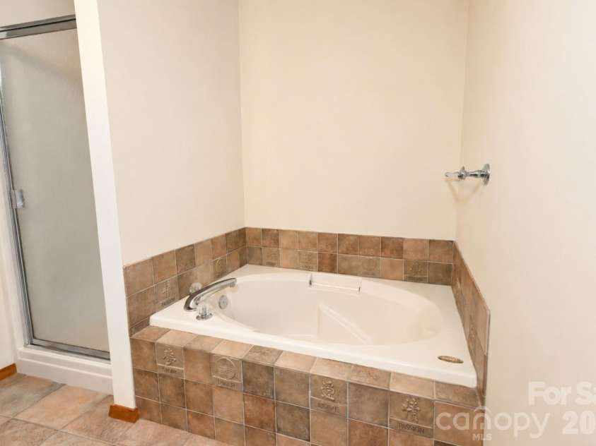 3711 Blendwood Lane, Hickory, NC 28601.  MLS# CAR4413481, YatesRealty ID 46403. Primary Bathroom