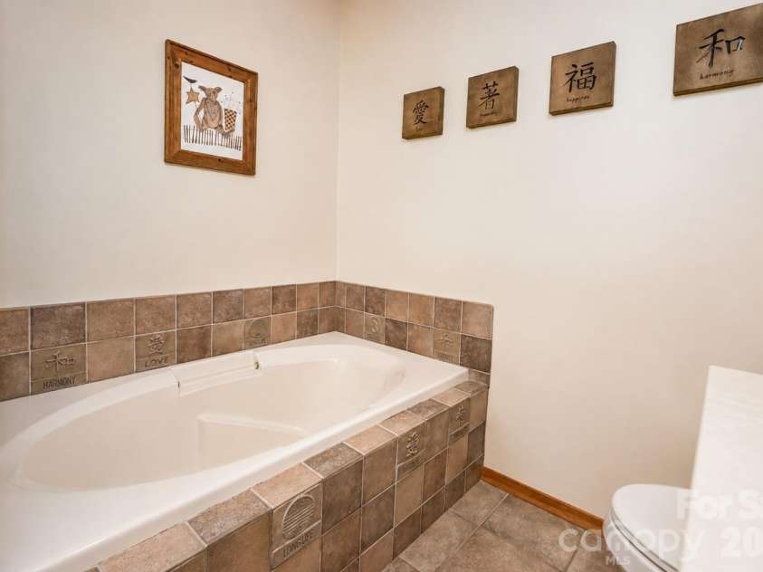 3711 Blendwood Lane, Hickory, NC 28601.  MLS# CAR4413481, YatesRealty ID 46403. Primary Bathroom