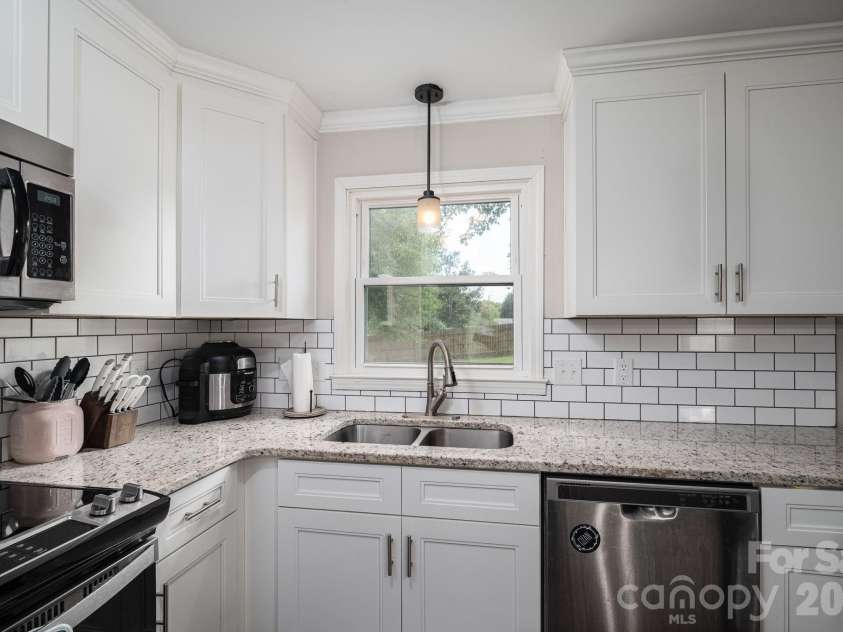 1718 Woolie Road, Lincolnton, NC 28092.  MLS# CAR4417317, YatesRealty ID 46404. Granite counter tops