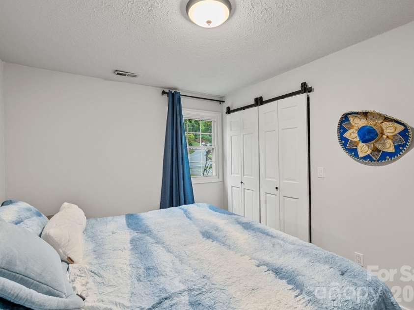 4 Beechwood Lakes Drive, Hendersonville, NC 28792.  MLS# CAR4380923, YatesRealty ID 46410. 