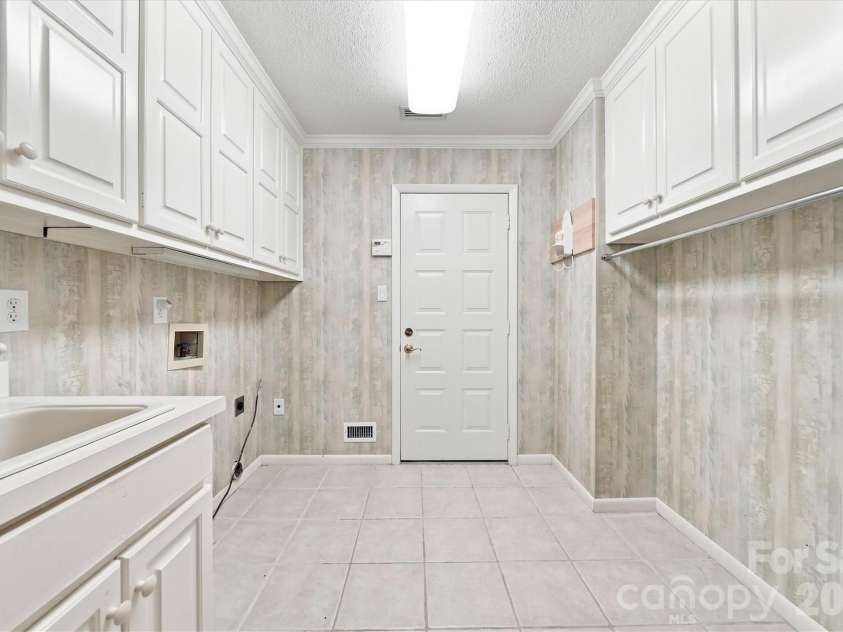 3823 ROCK BRIDGE Drive, Conover, NC 28613.  MLS# CAR4417507, YatesRealty ID 46411. 