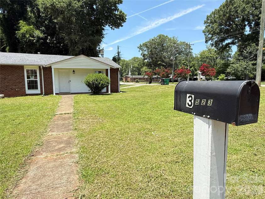 3523 Spring Terrace Lane, Charlotte, NC 28269.  MLS# CAR4404539, YatesRealty ID 46415. 