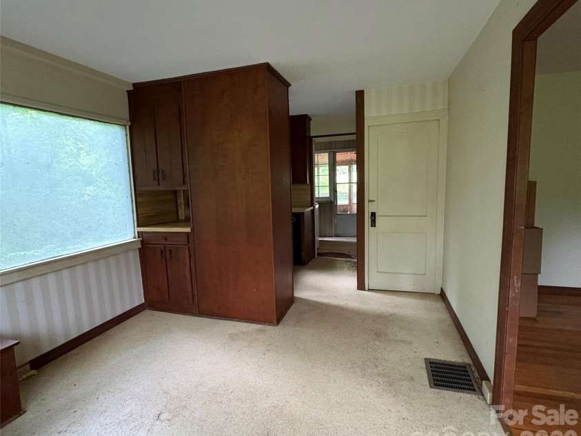912 Halstead Boulevard, Hendersonville, NC 28791.  MLS# CAR4407762, YatesRealty ID 46423. 