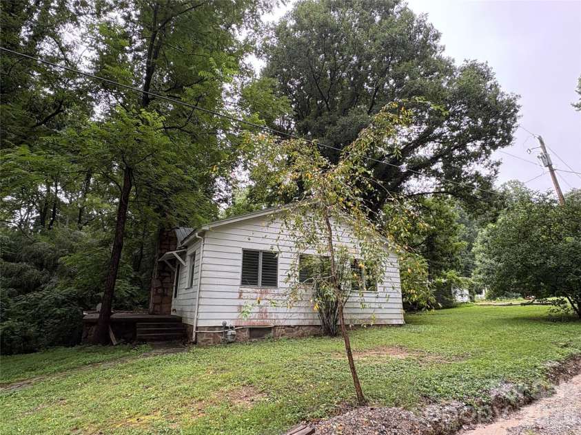 912 Halstead Boulevard, Hendersonville, NC 28791.  MLS# CAR4407762, YatesRealty ID 46423. Front View