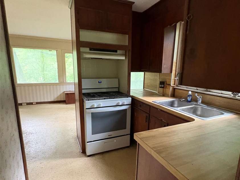 912 Halstead Boulevard, Hendersonville, NC 28791.  MLS# CAR4407762, YatesRealty ID 46423. Kitchen