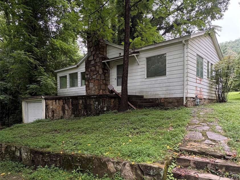 912 Halstead Boulevard, Hendersonville, NC 28791.  MLS# CAR4407762, YatesRealty ID 46423. Unlimited Possibilities