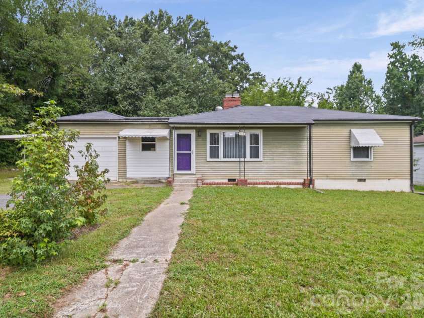 208 Clancy Street, Salisbury, NC 28147.  MLS# CAR4416919, YatesRealty ID 46425. 