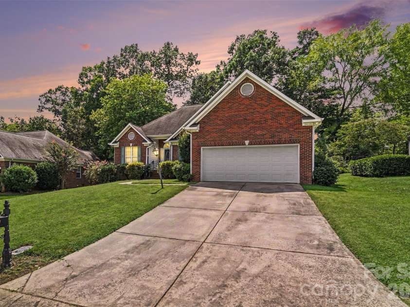 8202 Stevens Mill Road, Matthews, NC 28104.  MLS# CAR4417158, YatesRealty ID 46427. 