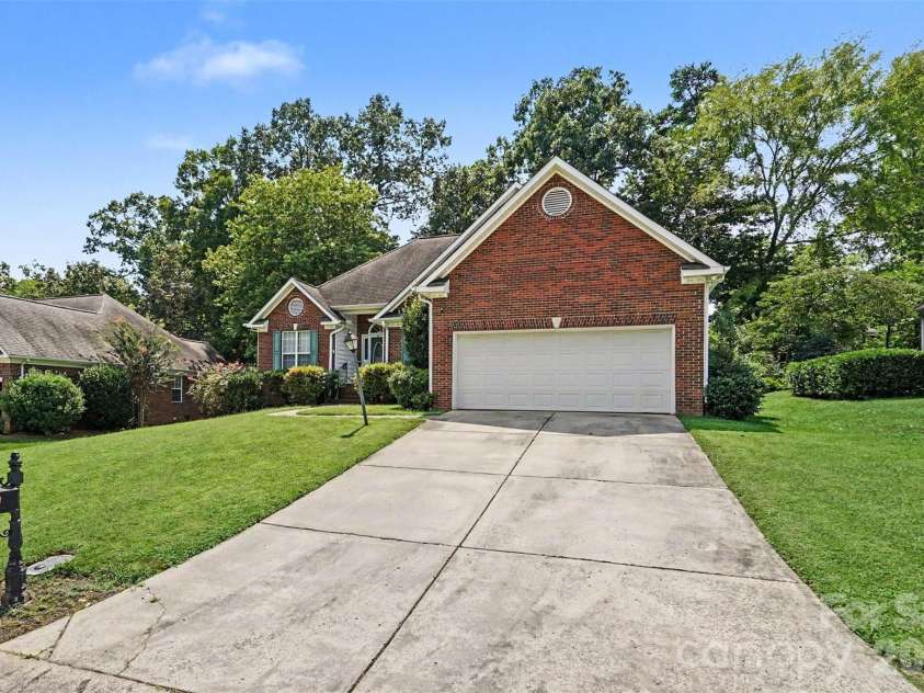 8202 Stevens Mill Road, Matthews, NC 28104.  MLS# CAR4417158, YatesRealty ID 46427. 