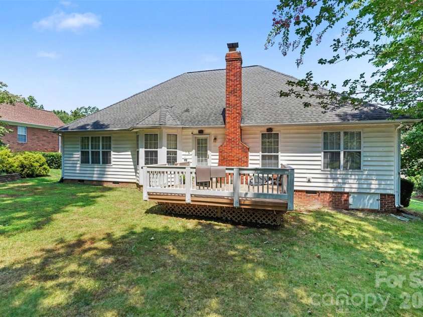 8202 Stevens Mill Road, Matthews, NC 28104.  MLS# CAR4417158, YatesRealty ID 46427. 