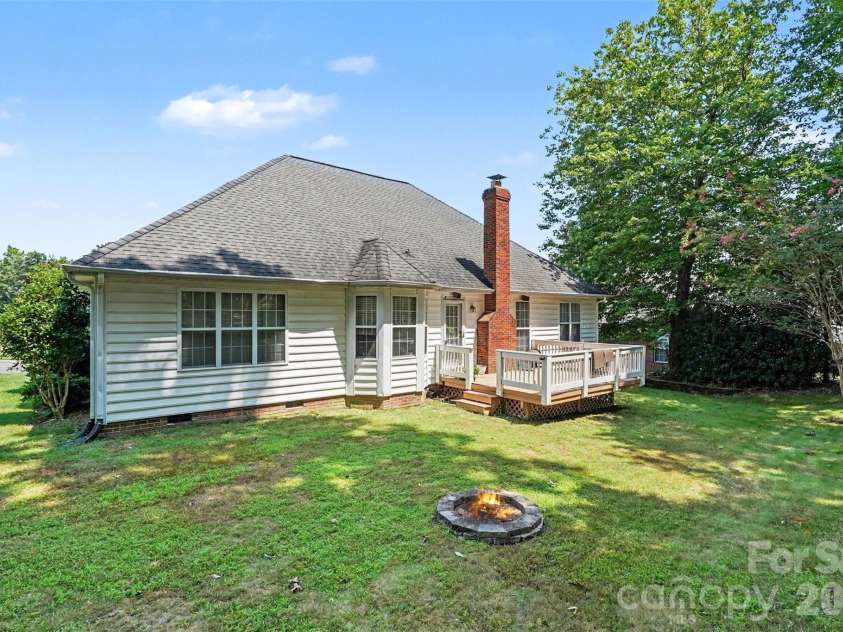 8202 Stevens Mill Road, Matthews, NC 28104.  MLS# CAR4417158, YatesRealty ID 46427. 