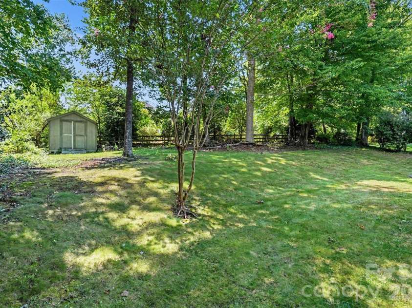 8202 Stevens Mill Road, Matthews, NC 28104.  MLS# CAR4417158, YatesRealty ID 46427. 