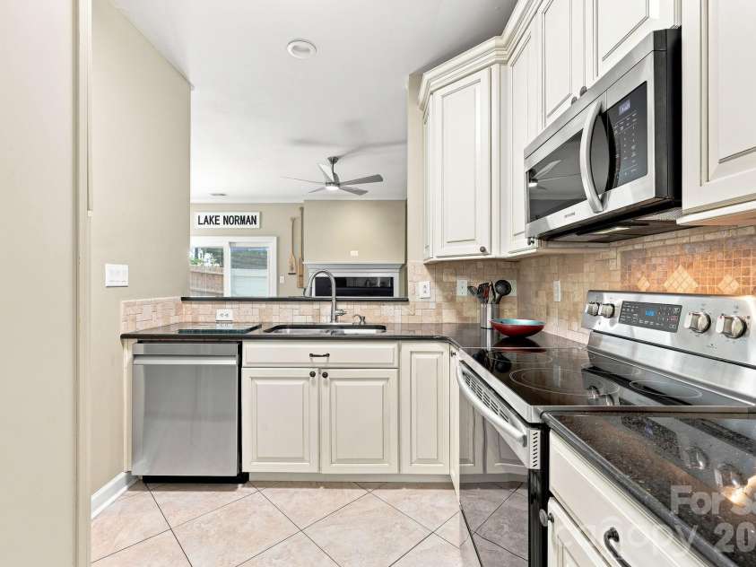 8124 Village Harbor Drive, Cornelius, NC 28031.  MLS# CAR4416771, YatesRealty ID 46428. 