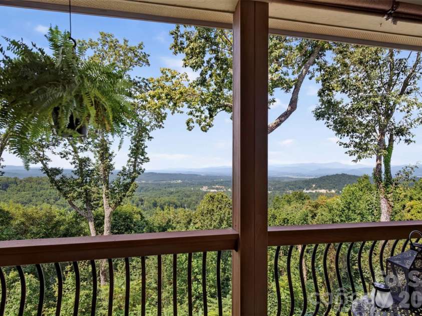851 Sunlight Ridge Drive, Hendersonville, NC 28792.  MLS# CAR4416589, YatesRealty ID 46430. 