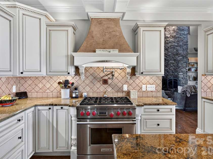 851 Sunlight Ridge Drive, Hendersonville, NC 28792.  MLS# CAR4416589, YatesRealty ID 46430. 