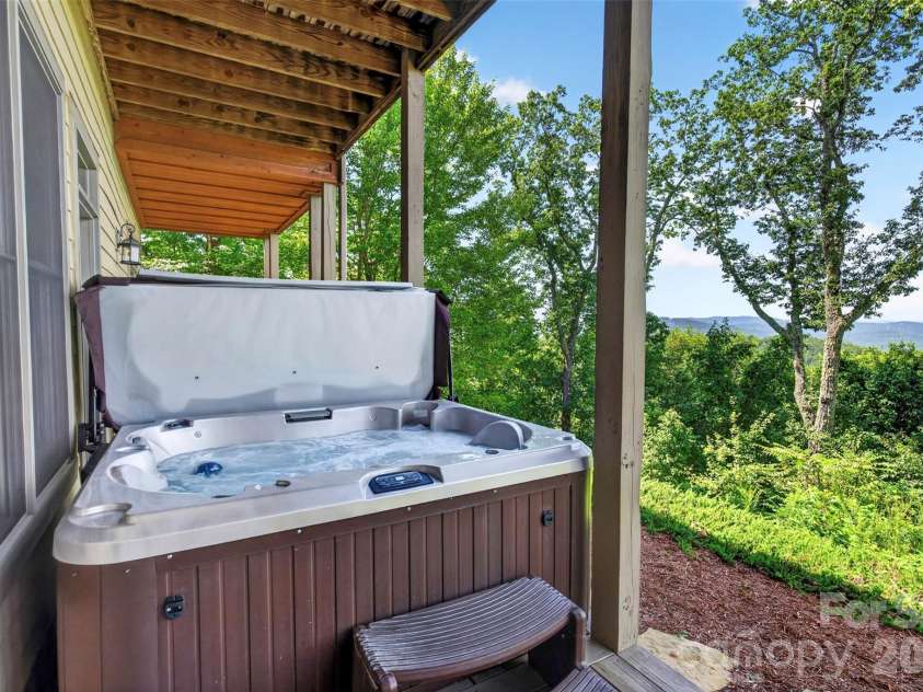 851 Sunlight Ridge Drive, Hendersonville, NC 28792.  MLS# CAR4416589, YatesRealty ID 46430. 