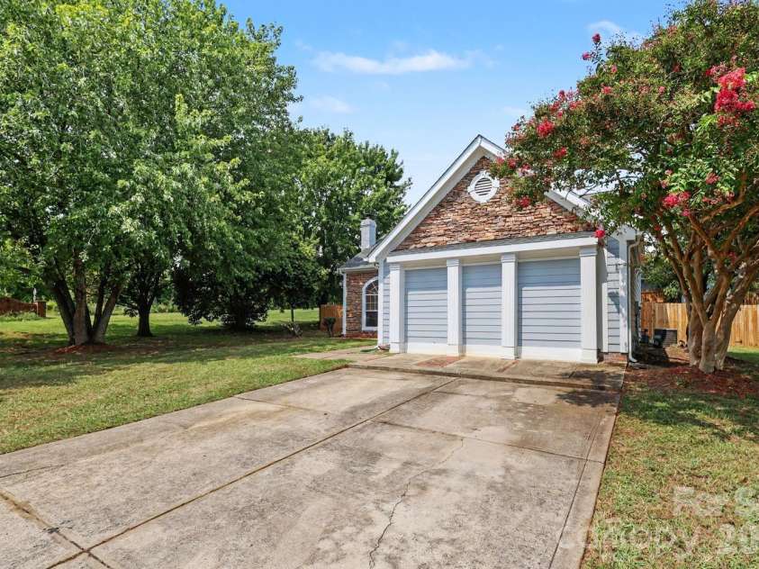 1336 Yorkdale Drive, Charlotte, NC 28217.  MLS# CAR4416560, YatesRealty ID 46434. Long driveway