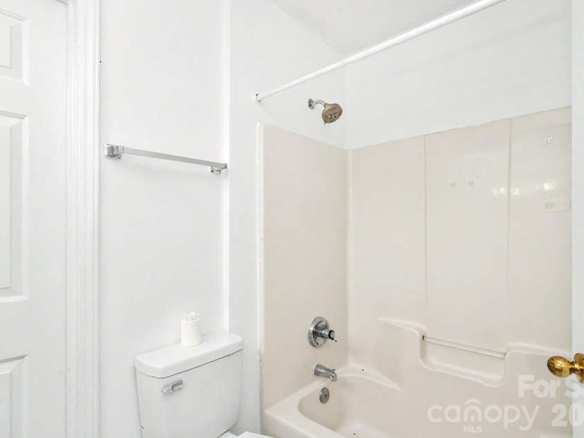 1336 Yorkdale Drive, Charlotte, NC 28217.  MLS# CAR4416560, YatesRealty ID 46434. MB bath