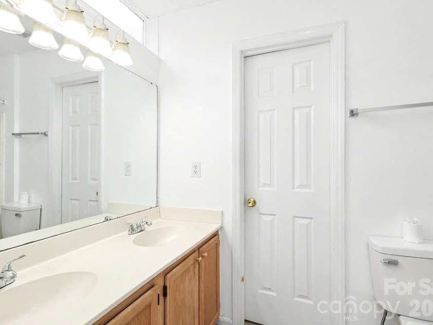 1336 Yorkdale Drive, Charlotte, NC 28217.  MLS# CAR4416560, YatesRealty ID 46434. MB bath
