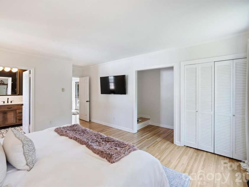 2644 Portland Avenue, Charlotte, NC 28207.  MLS# CAR4414749, YatesRealty ID 46443. 