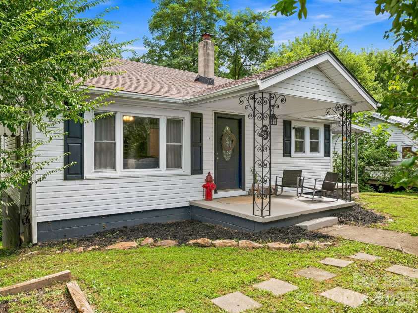 6 Bradford Circle, Candler, NC 28715.  MLS# CAR4413889, YatesRealty ID 46457. 