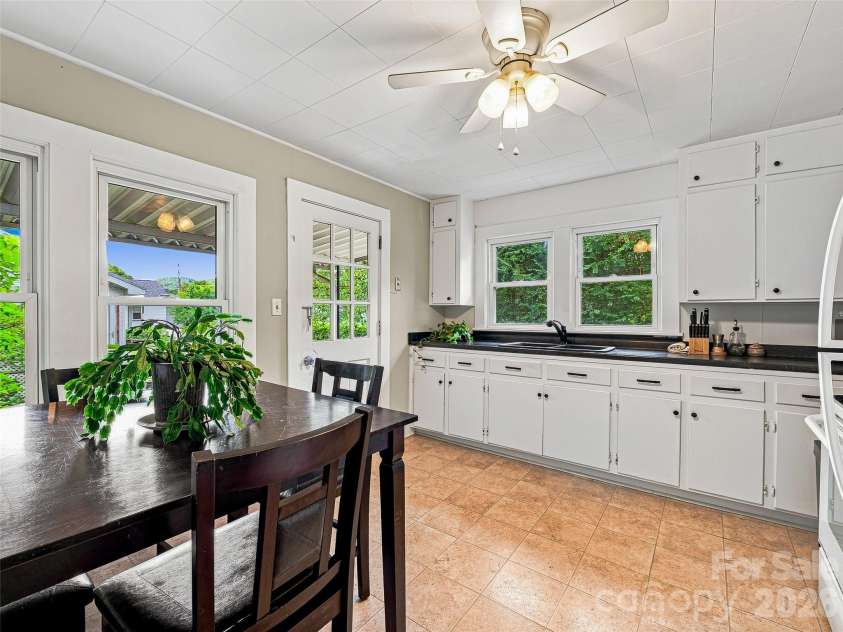 6 Bradford Circle, Candler, NC 28715.  MLS# CAR4413889, YatesRealty ID 46457. 