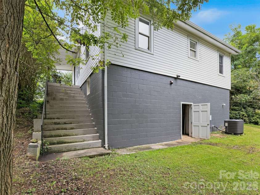 6 Bradford Circle, Candler, NC 28715.  MLS# CAR4413889, YatesRealty ID 46457. 