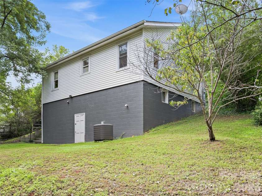 6 Bradford Circle, Candler, NC 28715.  MLS# CAR4413889, YatesRealty ID 46457. 