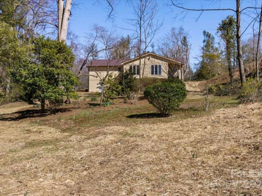 10 W Baird Mountain Road, Asheville, NC 28804.  MLS# CAR4234324, YatesRealty ID 4646. Wonderful, level back yard