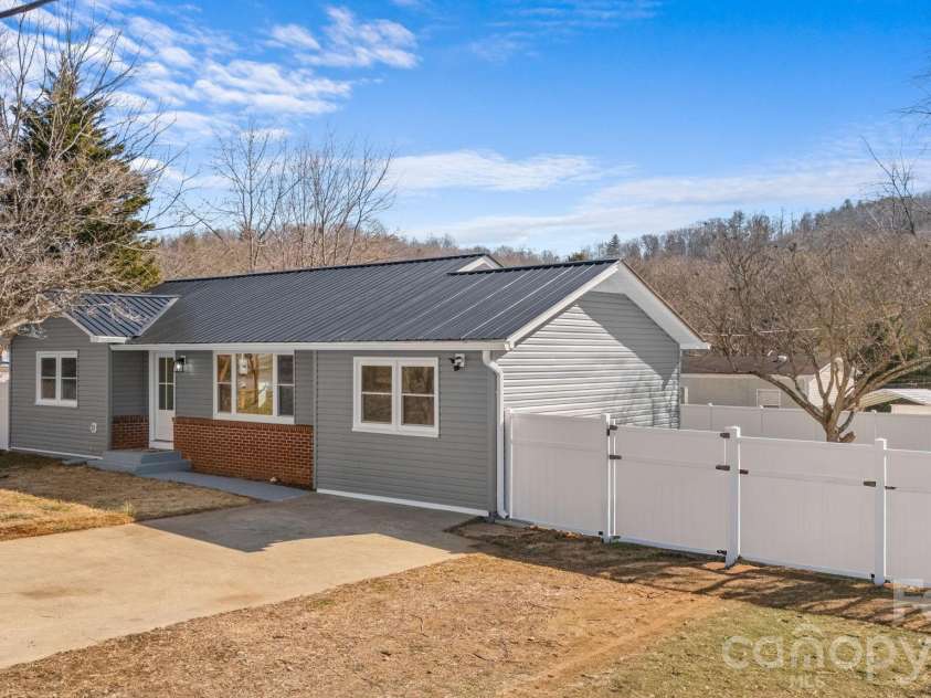 83 Hillside Street, Franklin, NC 28734.  MLS# CAR4340629, YatesRealty ID 4646. 