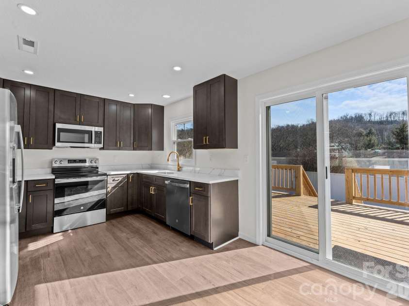 83 Hillside Street, Franklin, NC 28734.  MLS# CAR4340629, YatesRealty ID 4646. 