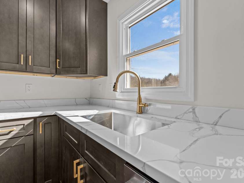 83 Hillside Street, Franklin, NC 28734.  MLS# CAR4340629, YatesRealty ID 4646. 