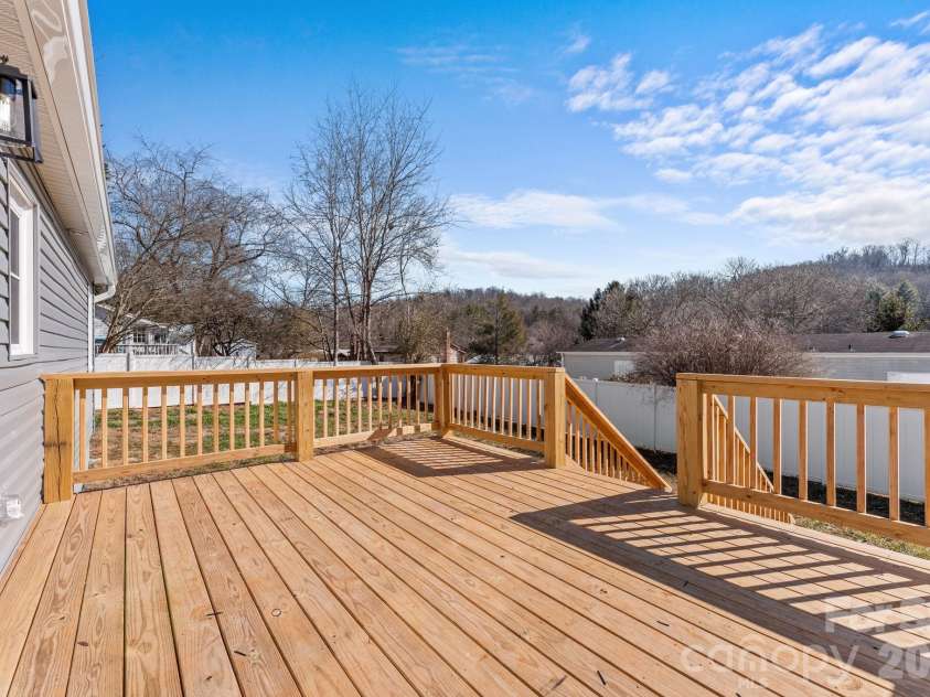 83 Hillside Street, Franklin, NC 28734.  MLS# CAR4340629, YatesRealty ID 4646. 