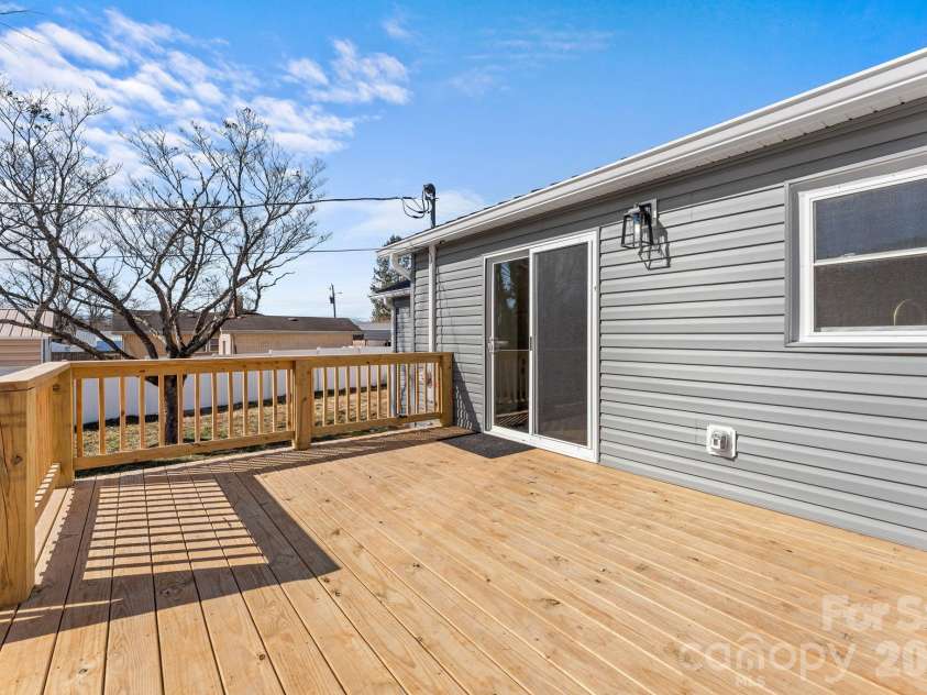 83 Hillside Street, Franklin, NC 28734.  MLS# CAR4340629, YatesRealty ID 4646. 