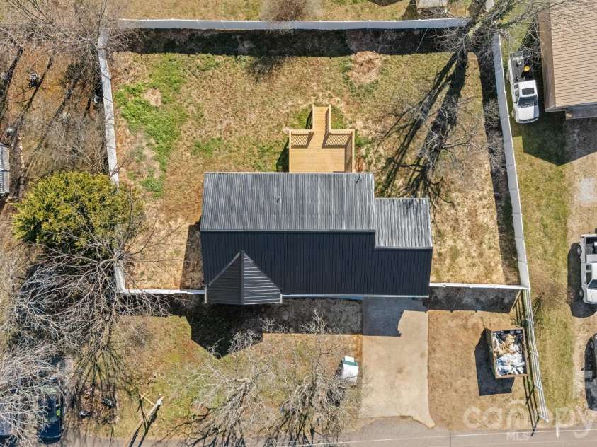 83 Hillside Street, Franklin, NC 28734.  MLS# CAR4340629, YatesRealty ID 4646. 