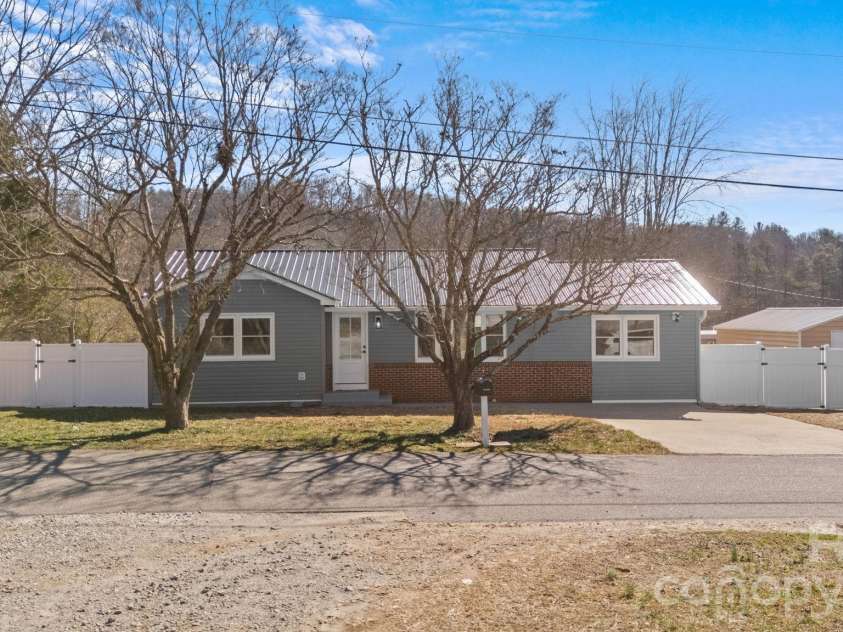 83 Hillside Street, Franklin, NC 28734.  MLS# CAR4340629, YatesRealty ID 4646. 