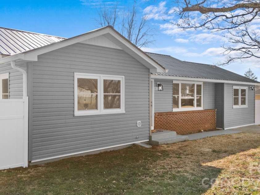 83 Hillside Street, Franklin, NC 28734.  MLS# CAR4340629, YatesRealty ID 4646. 