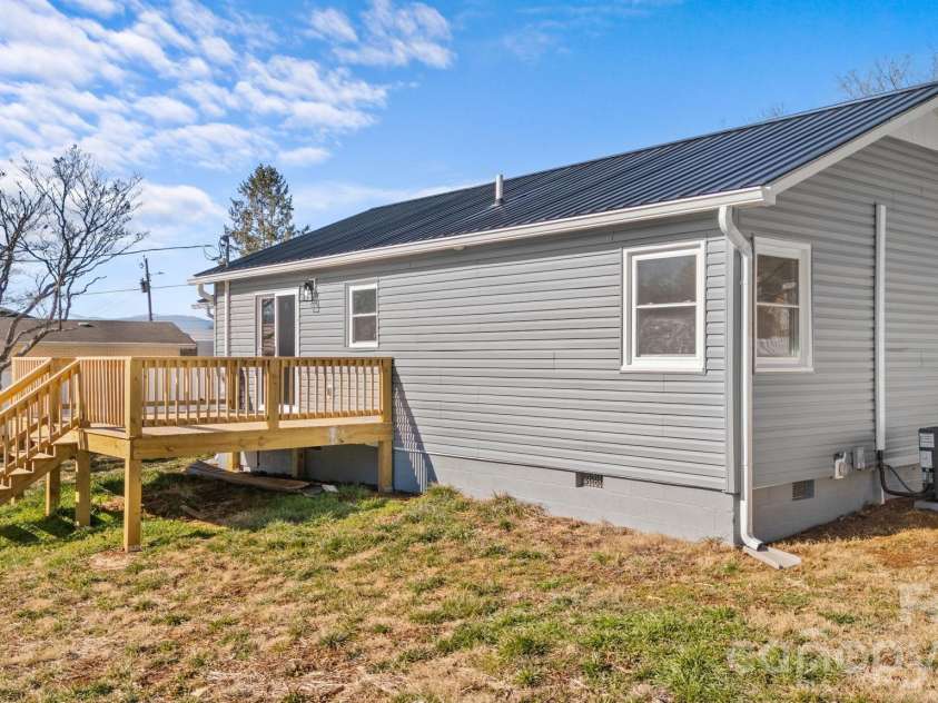 83 Hillside Street, Franklin, NC 28734.  MLS# CAR4340629, YatesRealty ID 4646. 