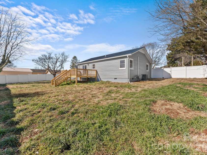 83 Hillside Street, Franklin, NC 28734.  MLS# CAR4340629, YatesRealty ID 4646. 