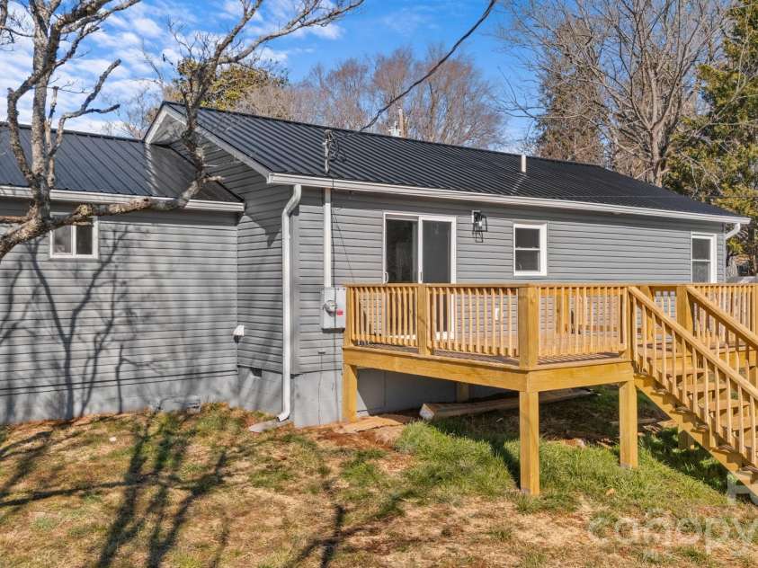 83 Hillside Street, Franklin, NC 28734.  MLS# CAR4340629, YatesRealty ID 4646. 