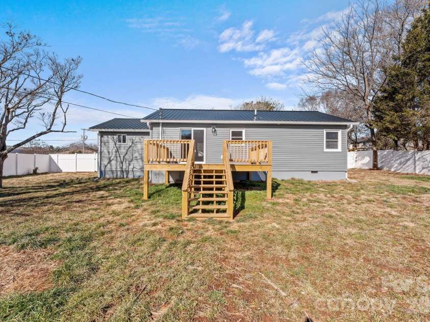 83 Hillside Street, Franklin, NC 28734.  MLS# CAR4340629, YatesRealty ID 4646. 