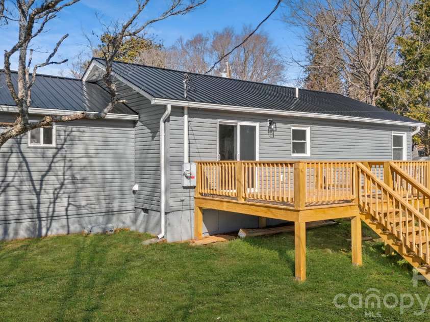 83 Hillside Street, Franklin, NC 28734.  MLS# CAR4340629, YatesRealty ID 4646. 