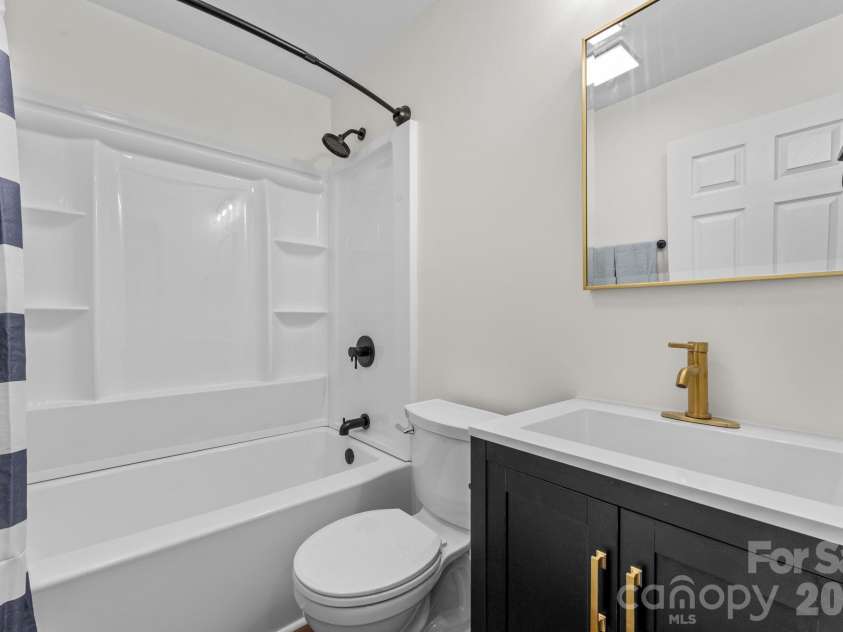 83 Hillside Street, Franklin, NC 28734.  MLS# CAR4340629, YatesRealty ID 4646. Main Bath