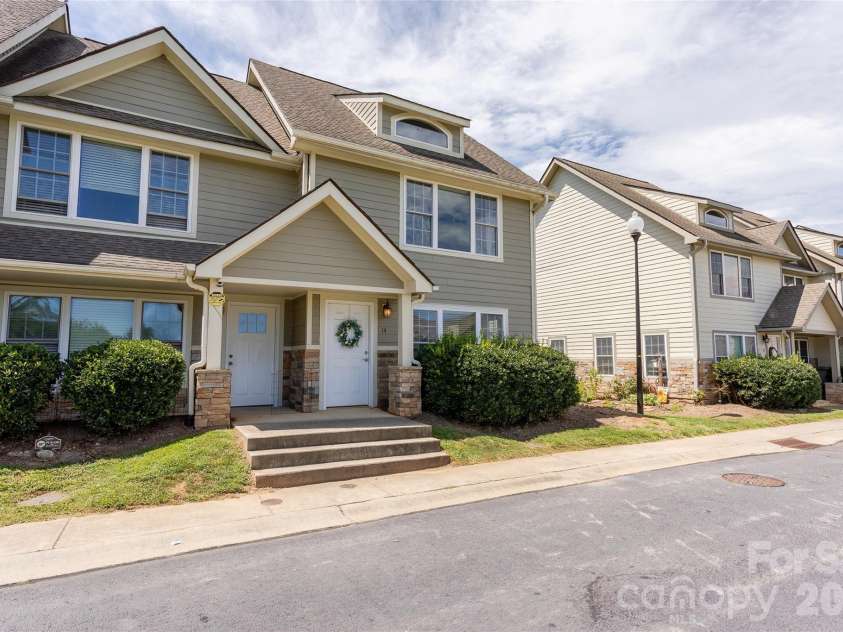 14 Rotunda Circle, Asheville, NC 28806.  MLS# CAR4416189, YatesRealty ID 46463. 