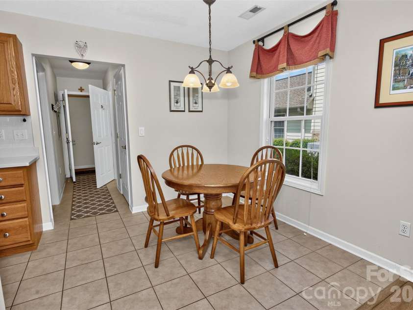 14 Rotunda Circle, Asheville, NC 28806.  MLS# CAR4416189, YatesRealty ID 46463. 