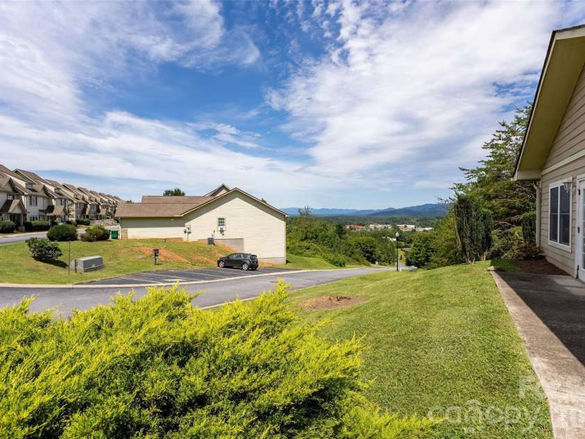 14 Rotunda Circle, Asheville, NC 28806.  MLS# CAR4416189, YatesRealty ID 46463. 