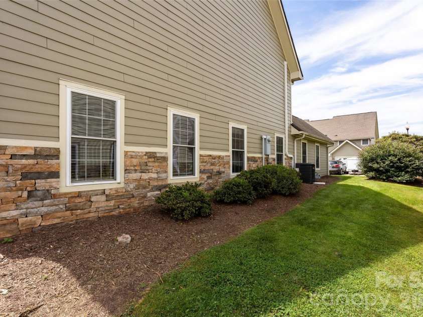 14 Rotunda Circle, Asheville, NC 28806.  MLS# CAR4416189, YatesRealty ID 46463. 