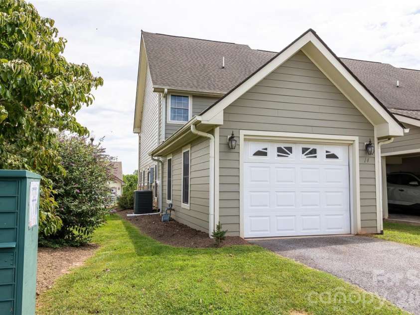 14 Rotunda Circle, Asheville, NC 28806.  MLS# CAR4416189, YatesRealty ID 46463. 